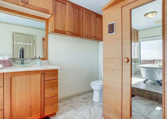 Sunroom + Sauna! Mtn-view